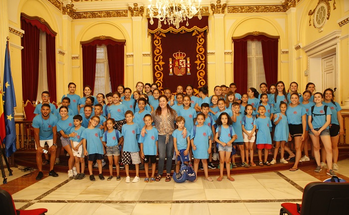 Foto de familia de los niños, sus monitores y la vicepresidenta Cristina Rivas