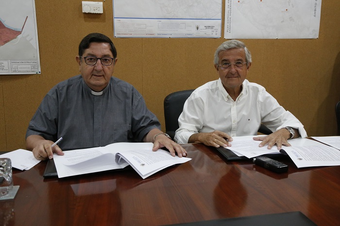 El consejero de Fomento, Javier González, firmó el convenio con el vicario episcopal de Melilla, Roberto Rojo