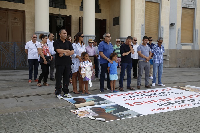 Concentración que convocaron ayer los familiares de Emin y Pisly a las puertas del Palacio de la Asamblea, cuando se cumplen 57 meses de la muerte de ambos jóvenes