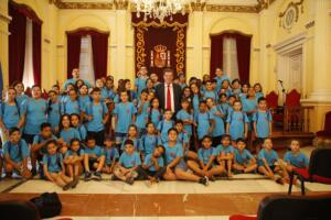 Foto de familia del consejero con monitores y niños