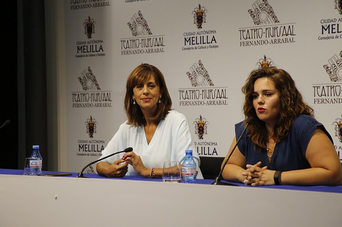 La consejera de Cultura, Fadela Mohatar, junto a la actriz melillense, Alejandra Nogales