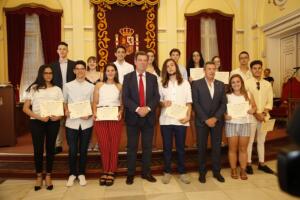 Foto de familia de los premiados