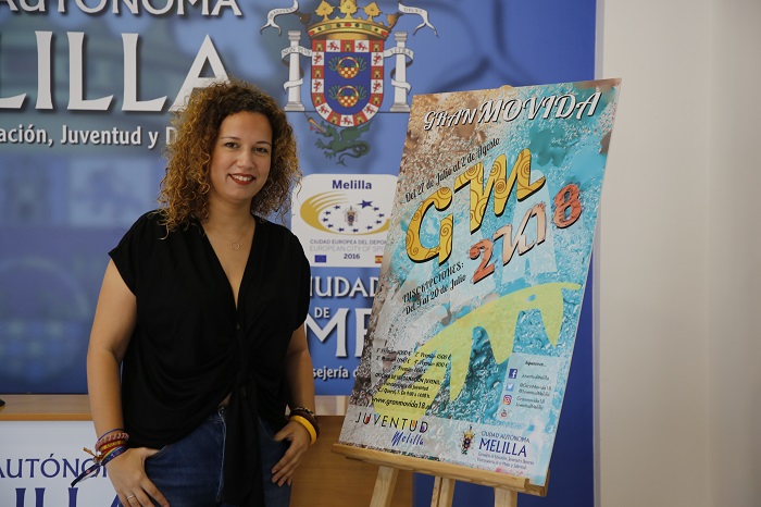 La viceconsejera de Mujer y Juventud, Isabel Moreno, junto al cartel de la ‘Gran Movida’ 2018