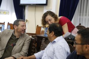 Los cepemistas Mustafa Aberchán y Hassan Mohatar conversan con la líder socialista, Gloria Rojas, en el Salón de Plenos