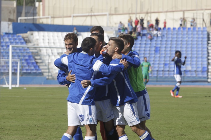 Los jugadores de la U.D. Melilla celebran una victoria