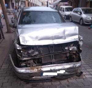 El vehículo accedió muy rápido a la calle García Cabrelles, perdiendo el control y colisionando con los vehículos que estaban estacionados en la acera derecha
