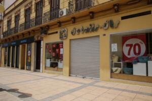 Ningún establecimiento del comercio tradicional está abriendo, ni siquiera ahora, que estamos en rebajas y habría, a priori, un buen gancho para hacer caja