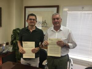 Momento de la firma del acuerdo entre las partes