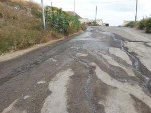 Imagen del grupo parlamentario de la carretera La Purísima con socavones y aguas fecales