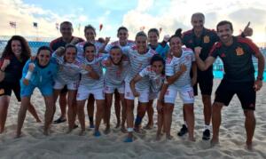Las jugadoras y los integrantes del staff técnico del combinado nacional femenino festejaron la victoria ante Inglaterra