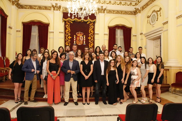 Imagen de familia de los participantes, tanto alumnos como profesores, en el encuentro internacional 3economyplus