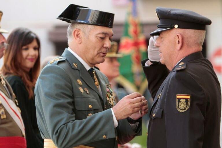 Moh fue recibida por el coronel jefe de la Guardia Civil, Antonio Sierras, y saludó a todos los oficiales y jefes de unidades de la Comandancia