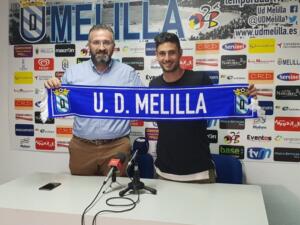 Igor Martínez posando con Luis Manuel Rincón, presidente de la U.D. Melilla