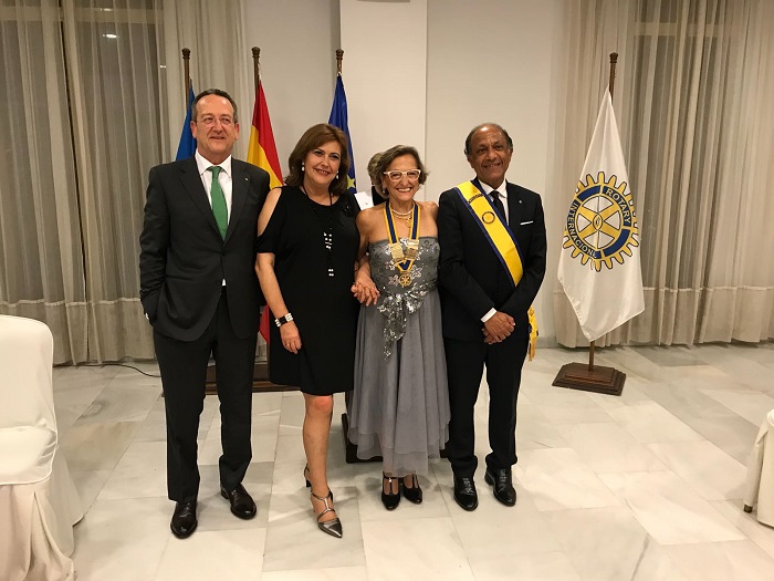 Mariola López Llorca con el collar de presidenta del Club Rotary