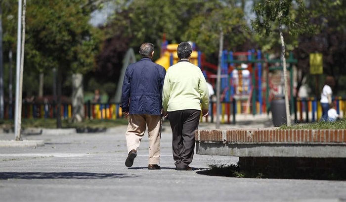 Imagen de pensionistas andando por la calle