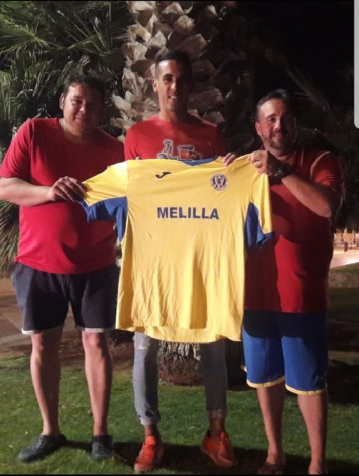 Rafael Serrano y Raúl Cuenca hicieron entrega a Sidi de la que será su camiseta