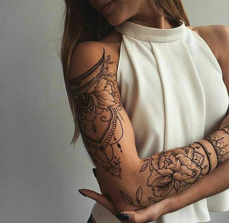 Imagen de una mujer con tatuaje