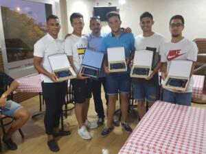 El técnico del equipo, Ahmed Dris, posando junto a cinco de sus futbolistas