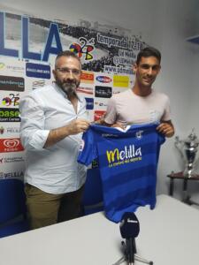 Luis Manuel Rincón, presidente de la U.D. Melilla, presentó ayer a Alfonso Martín, medio centro defensivo