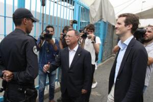 Juan Vivas, al tender la mano para saludar al agente del otro lado de la frontera, éste se ha negado cruzando sus brazos en la espalda y realizando un desplante al presidente de la Ciudad