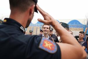Un policía nacional español saluda a Pablo Casado durante su visita de ayer a Ceuta