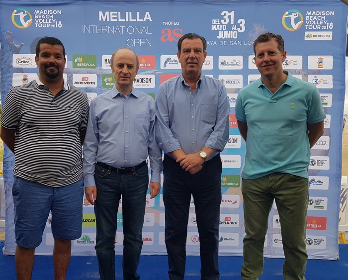 Salim Abdelkader, junto al presidente de la Federación Española de Voleibol, el consejero de Deportes y el representante de Madison