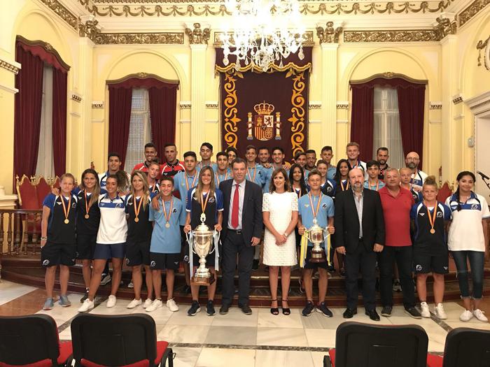 Foto de familia de los asistentes ayer a la recepción ofrecida por la Ciudad Autónoma