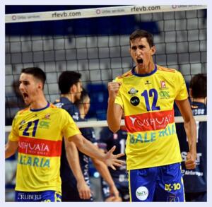 El central murciano festeja la consecución de un punto en un partido con el Ushuaïa Ibiza Voley