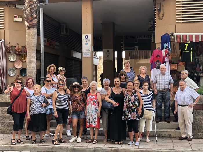 Imagen de grupo de la viceconsejera con los vecinos de Ciudad de Málaga