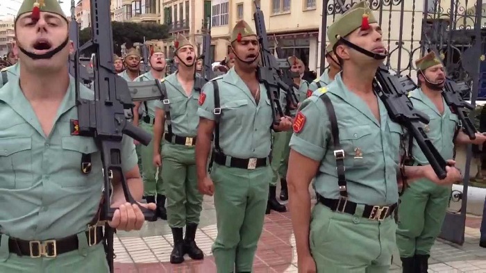 Legionarios del Tercio Gran Capitán I de Melilla desfilan en la ciudad
