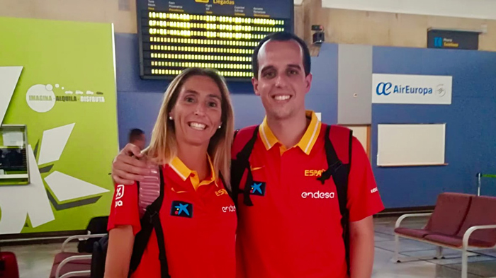 Ana Mónica Rodríguez y Paco del Pino, en el aeropuerto de Melilla