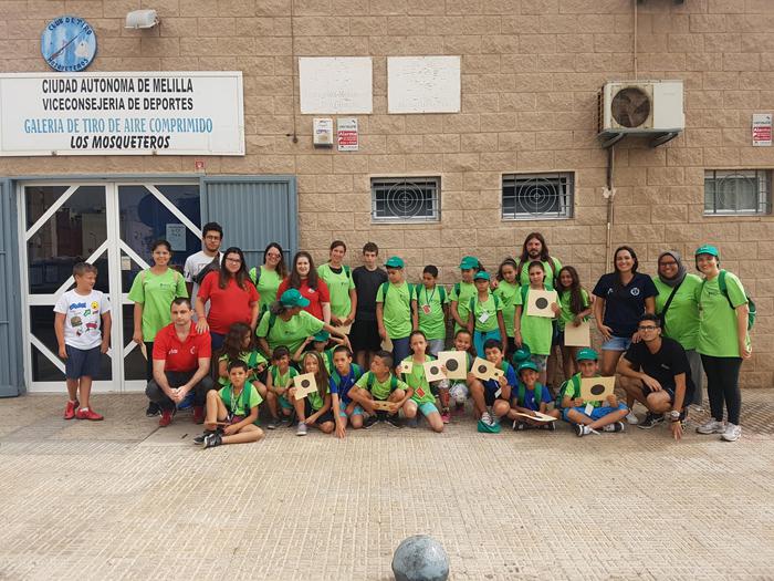 Foto de familia de la visita que Melilla Acoge realizó a la Galería de Tiro Mosqueteros
