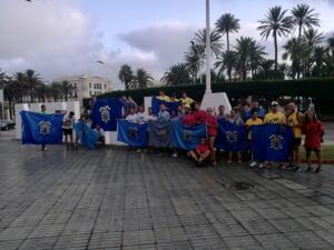 Los equipos de la Gran Movida sujetando las banderas de Melilla