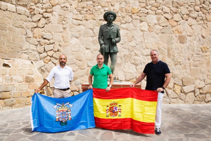 Miembros de VOX Melilla, entre ellos su coordinador Jesús Delgado Aboy, ante la estatua dedicada a Franco por su condición de Comandante de La Legión en Melilla