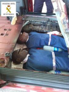 La Guardia Civil requirió la ayuda de los Bomberos para poder sacar a los dos inmigrantes del doble fondo, sellado con una chapa y oculto bajo la moqueta original