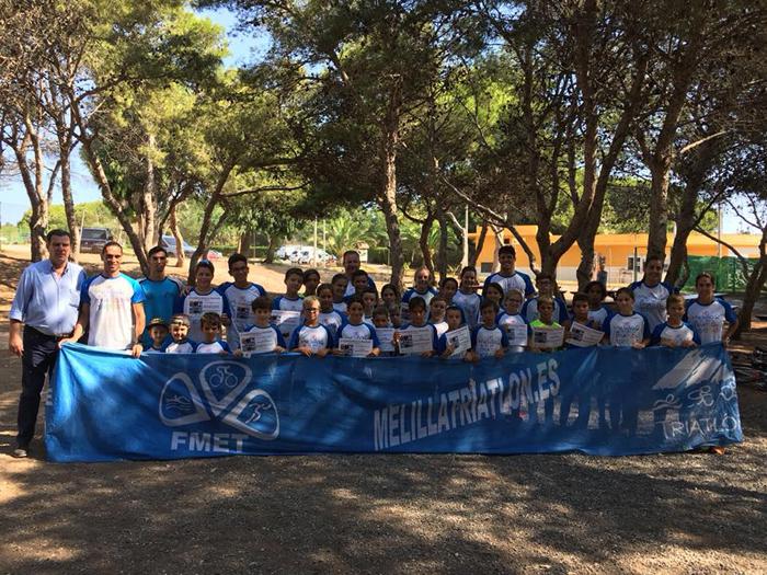Foto de familia de los participantes en el IV Campus Triatlón Divertido Melilla 2018 junto al consejero Antonio Miranda
