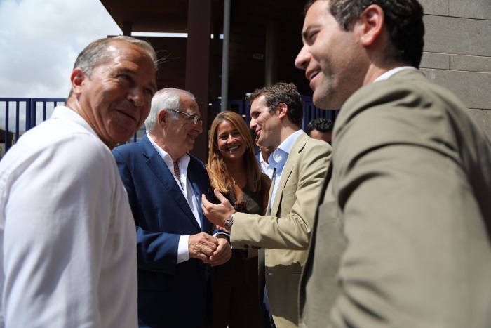 Pablo Casado ha visitado Melilla acompañado por el secretario general del PP Teodoro García Egea, a quienes vemos en la frontera con Juan José Imbroda, Miguel Marín y Sofía Acedo