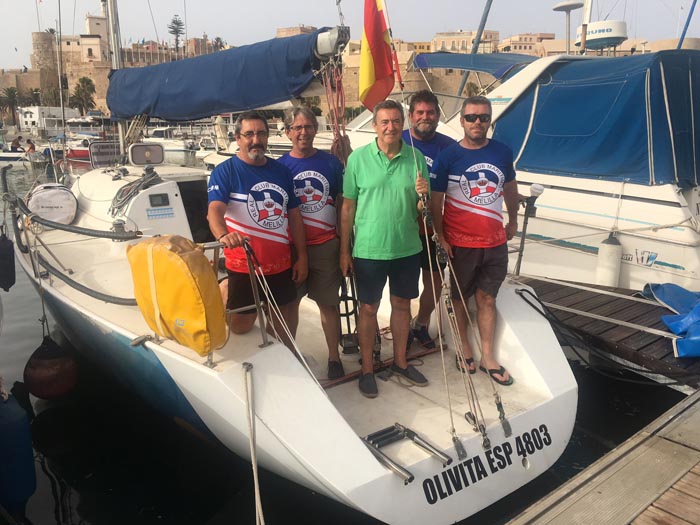 Tripulantes del Olivita con presidente Real Club Marítimo de Melilla
