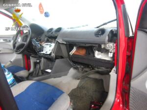 Ante las sospechas, un agente metió la mano por el salpicadero y vio la ropa