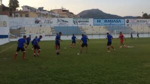 Los jugadores de la U.D. Melilla, en el calentamiento del encuentro de ayer miércoles en el Estadio Escribano Catilla de Motril