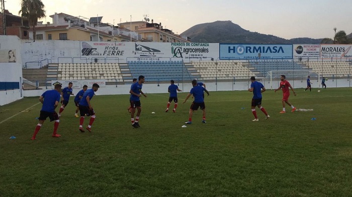 Los jugadores de la U.D. Melilla, en el calentamiento del encuentro de ayer miércoles en el Estadio Escribano Catilla de Motril