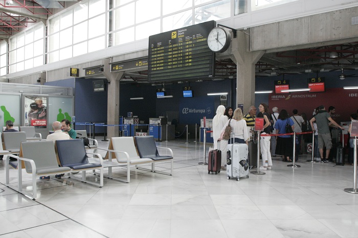 Imagen del aeropuerto de Melilla de ciudadanos esperando en las ventanillas