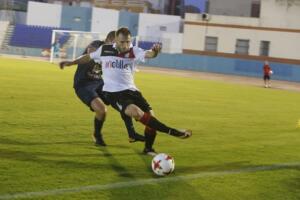 Óscar García, delantero de la U.D. Melilla, ante el marcaje de un defensor del River Melilla
