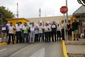 Funcionarios de la prisión de Melilla a las puertas del penal sumándose a las protestas por las agresiones