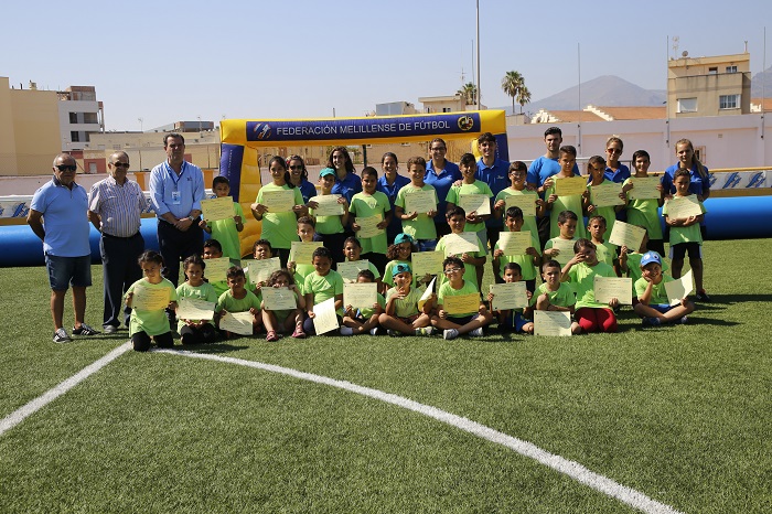 Imagen de familia de los 30 niños que han participado el campamento de la Federación de Fútbol