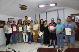 Los alumnos del curso A1 de lenguaje de signos con el presidente y la vicepresidenta