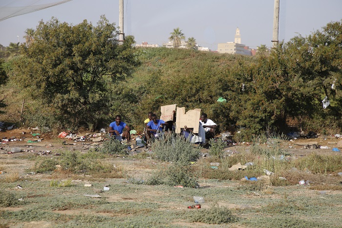 Inmigrantes subsaharianos en los alrededores del CETI de Melilla