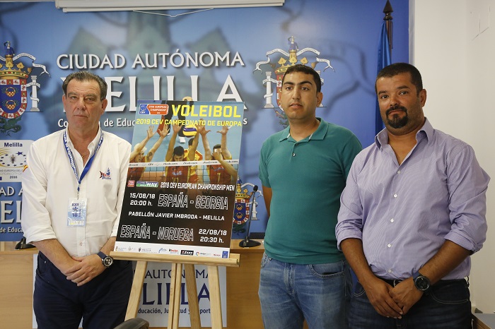 El consejero Antonio Miranda, junto a Abdel-Ilak Mohamed, presidente del Club Voleibol Melilla, y Salim Adelkader, presidente de la Federación Melillense de Voleibol