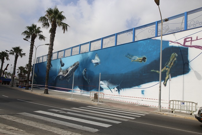 Imagen del mural con el acuario marino gigante que está terminando el artista melillense Miguel Duplas