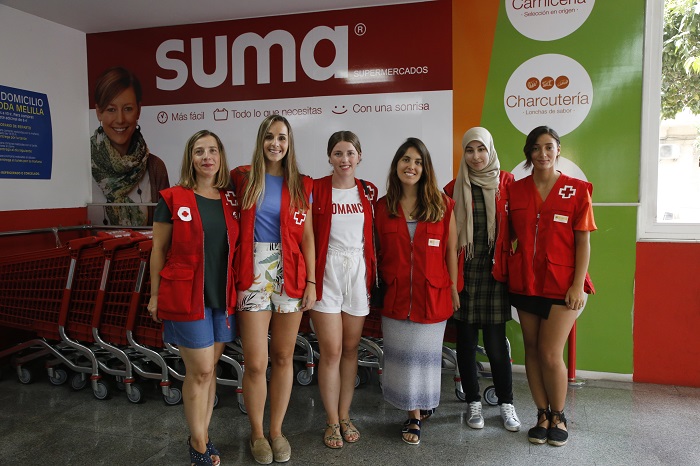 Las voluntarias que recogieron ayer alimentos para el programa de Atención a personas Sin Hogar de Cruz Roja